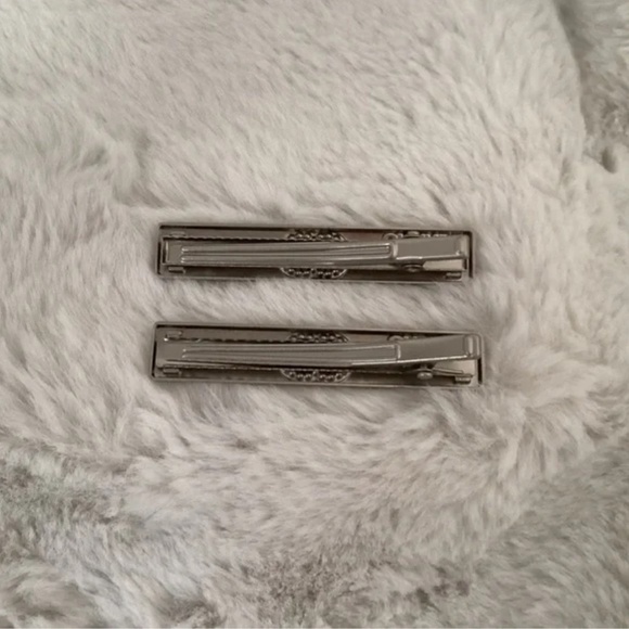 Chanel Silver Metal CC Logo Rhinestone VIP Beauty Gift Hair Clips 2-Piece Set - Picture 5 of 7